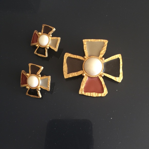 Jewelry - GIFTED❤️VINTAGE CUSTOM EARRINGS 🎊HP